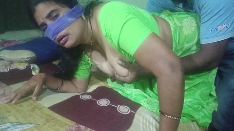 Une MILF indienne sexy en sari adore la romance et aime se faire prendre par une grosse bite noire